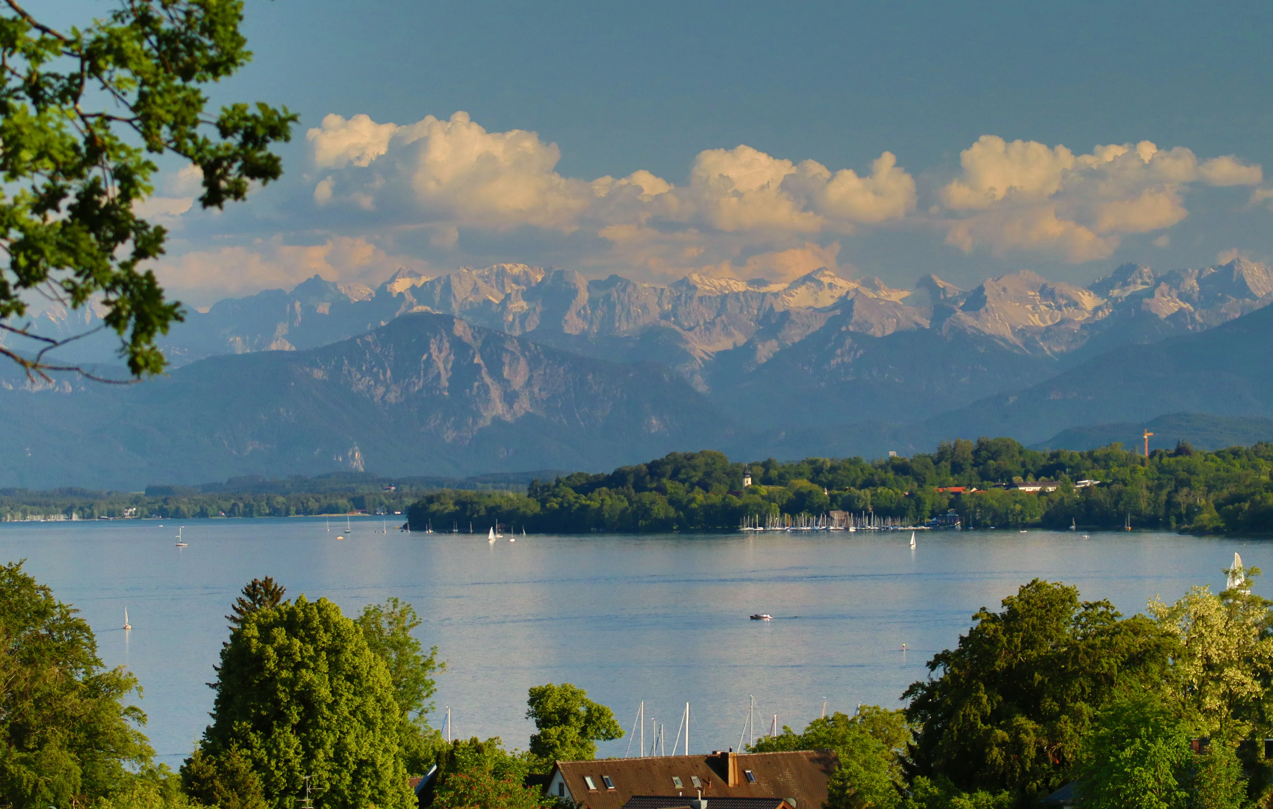 Blick über den Starnberger See auf die Alpen
